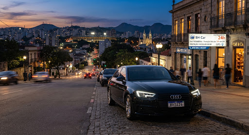 Carro sedan preto monitorado por rastreamento veicular em Belo Horizonte